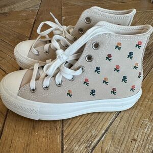 Converse Chuck Taylor All Star Lift Platform High Embroidered Roses
